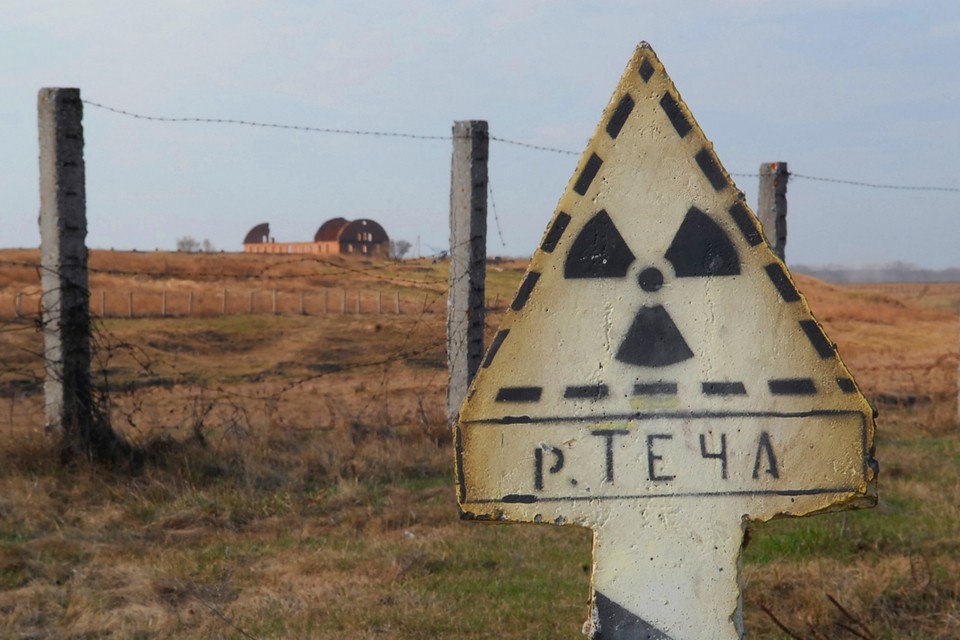 Een oud waarschuwingsbord vlakbij de nucleaire site van Majak in Rusland, waar onlangs een verhoogde concentratie ruthenium-106 werd gemeten in de lucht. 