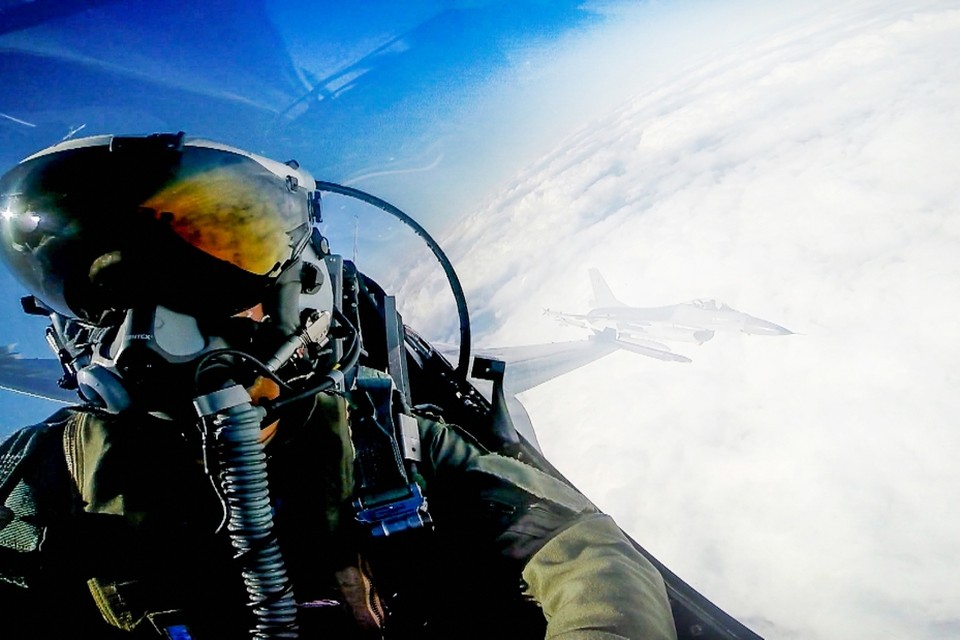 In de cockpit van de F-16. 