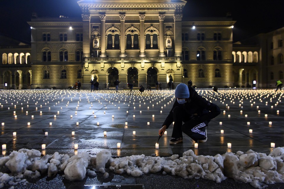 Activisten staken afgelopen weekend in Bern zo’n 5.000 kaarsen aan om de Zwitserse coronadoden te gedenken. 