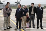 thumbnail: Hollande en zijn minister van Buitenlandse Zaken Laurent Fabius (uiterst rechts) verwelkomen (van links naar rechts) Didier Francois Edouard Elias, Nicolas Henin en Pierre Torres.