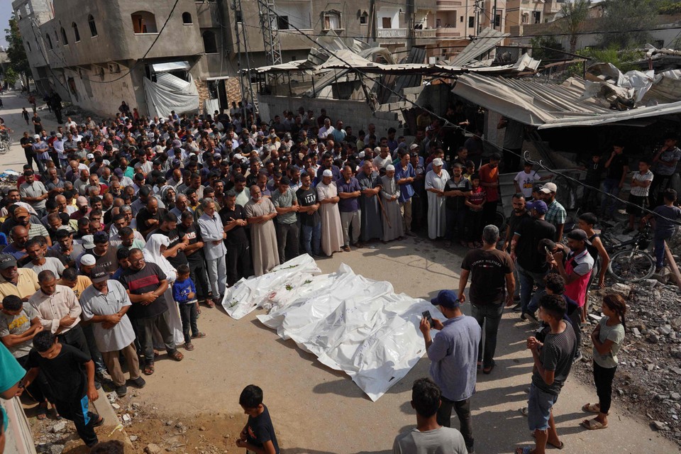 Begrafenis van leden van één familie, in Khuzaa, zuid-Gaza, 21 juli.