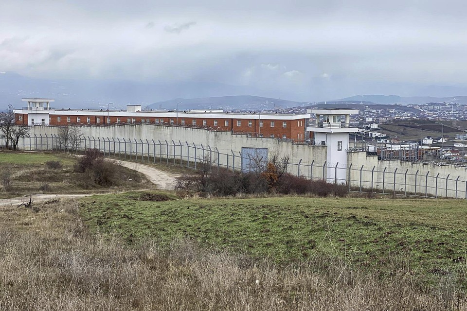 De gevangenis van Gjilan (Kosovo) waar Denemarken driehonderd cellen huurt.