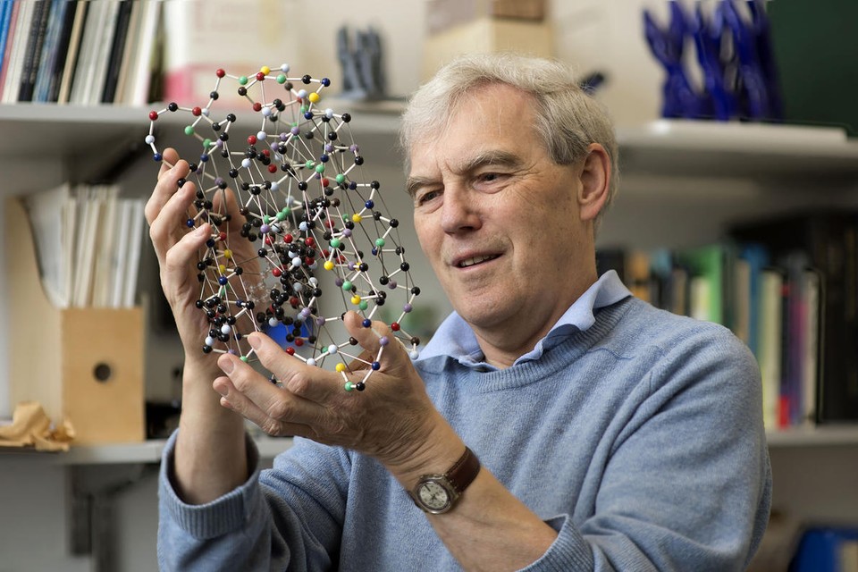 Themabeeld: wetenschapper Richard Henderson. Hij won in 2017 de Nobelprijs voor Scheikunde. 