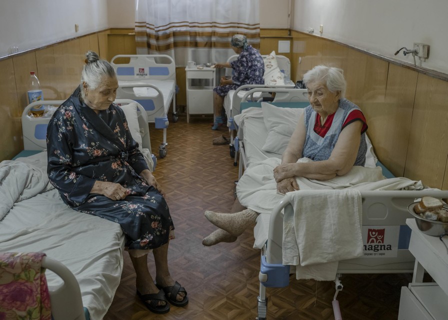 Links in beeld: Yuliia Nikitenko, 88. Rechts zit Halyna Nutrashenko, 94 jaar oud. Toen ze voor verzorging in het ziekenhuis van Cherson verbleven, werden ze vriendinnen.