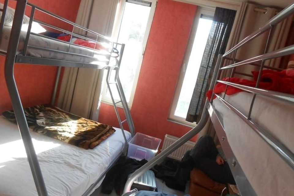De eigenaar prijst zijn appartement (2 slaapkamers, 9 bedden, 3 sofa’s) op Airbnb aan met deze foto en de mededeling ‘Geen regels’. 