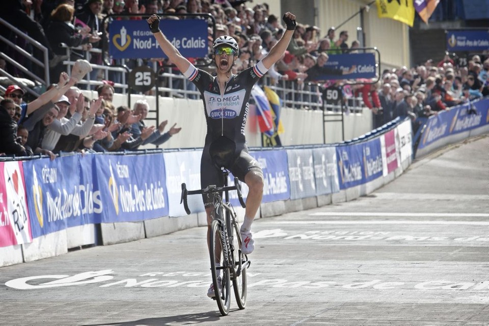 ZONDAG. Niki Terpstra heeft de 112de editie van Parijs-Roubaix gewonnen. John Degenkolb won de sprint om de tweede plaats, titelverdediger Cancellara werd derde. Tom Boonen strandde op de tiende plaats.