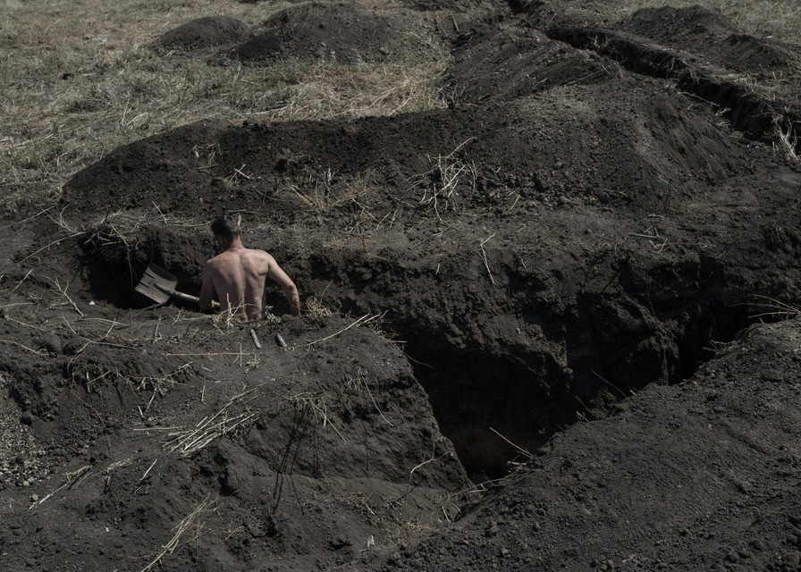 Buiten Kupiansk zijn loopgraven uitgespit. Dat was gedurende de Tweede Wereldoorlog ook het geval.