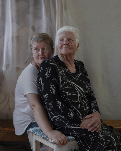 Zinaida Tarasenko, 83, beleefde de Duitse bezetting als kind. Hier is ze geportretteerd met haar dochter Olena.