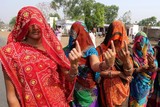 thumbnail: Indiase vrouwen tonen hun vinger met inkt nadat ze gestemd hebben.