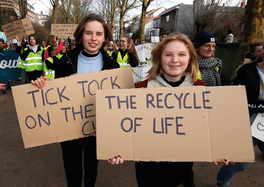 Anuna De Wever en Kyra Gantois tijdens een klimaatactie in Leuven, 2019.