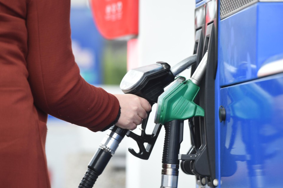 De prijs van benzine zakt zaterdag onder 1,7 euro; de precieze maximumprijs is nog niet bekend. 