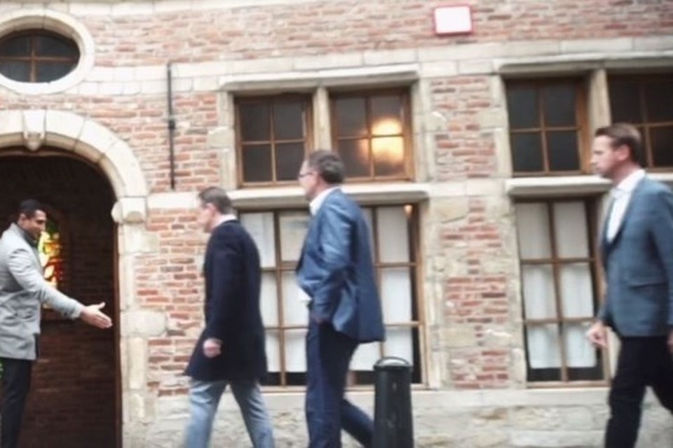 In het filmpje van Apache is te zien dat Bart De Wever, Koen Kennis, kabinetschef Philippe Beinaerts en OCMW-voorzitter Fons Duchateau op het feestje arriveerden 