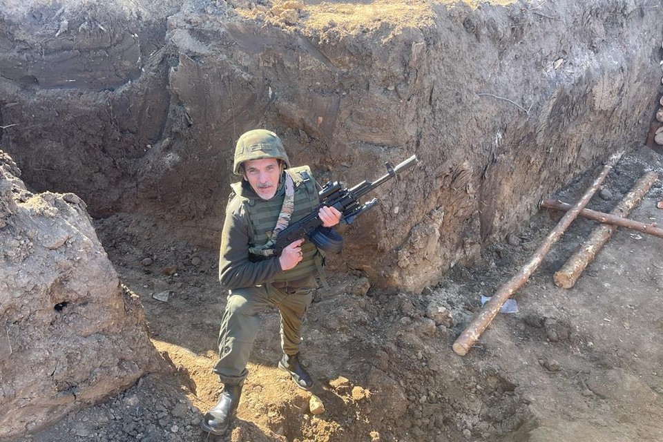 Olias Barco in de loopgraven in Oekraïne. 