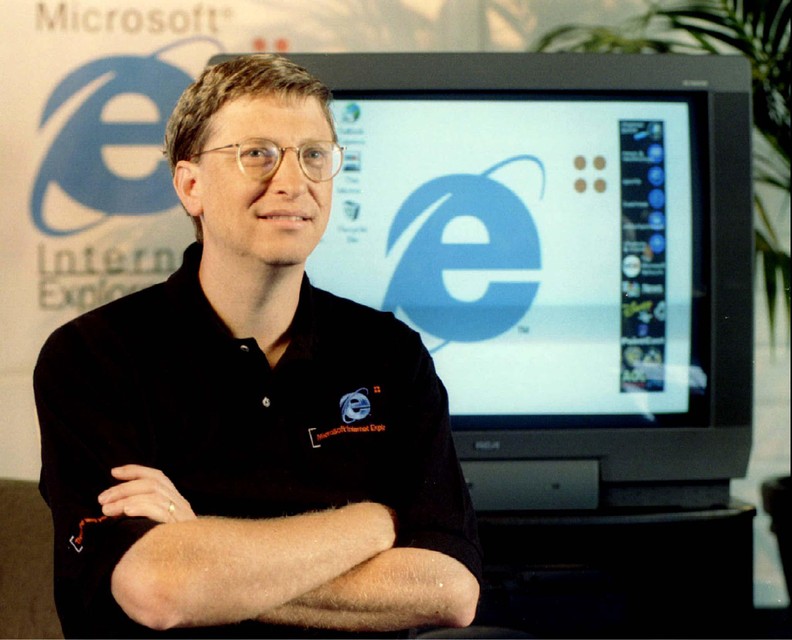 Microsoft-oprichter Bill Gates stelt een vierde, herwerkte versie van Internet Explorer voor in 1997 