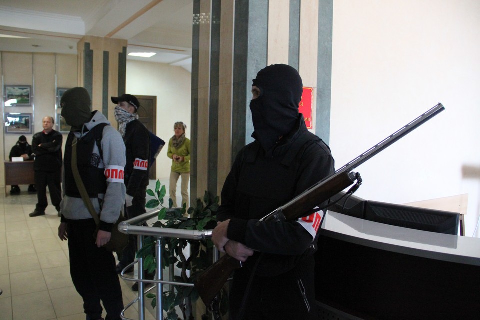 Een twintigtal gewapende en gemaskerde mannen hebben vanmorgen het stadhuis van Donetsk bezet.