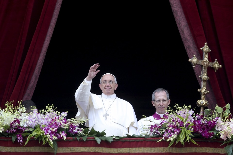 De paus sprak de zegen uit vanop het balkon van de Sint-Pietersbasiliek 