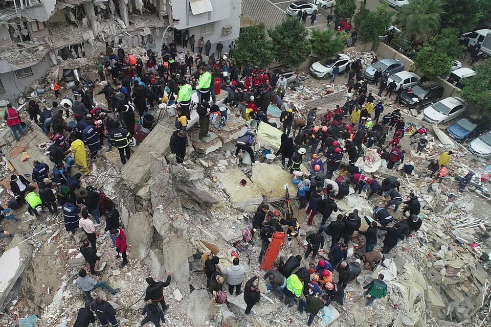In Adana, Turkije, zijn burger spontaan aan reddingsacties begonnen.