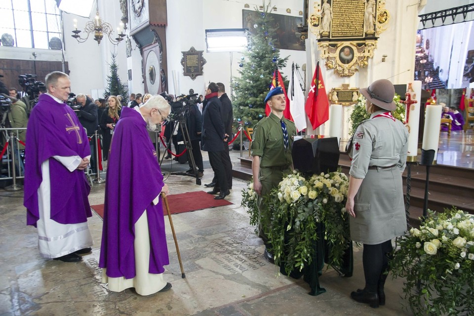 Katholieke priesters en scouts groeten de assen van burgemeester Pawel Adamowicz 
