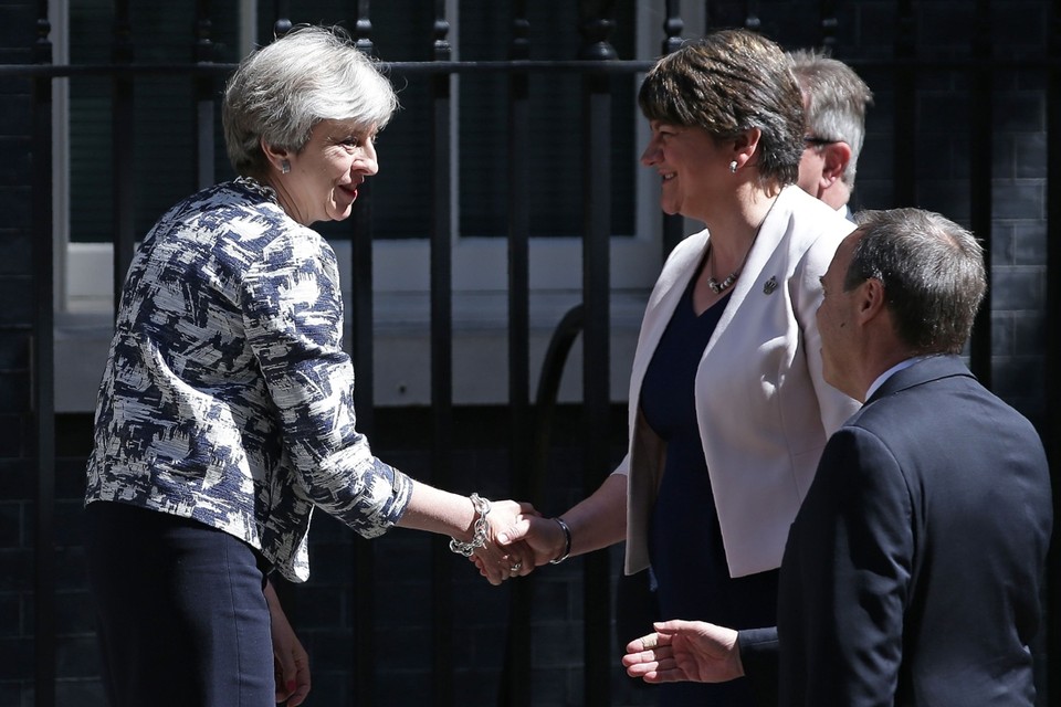 Theresa May had vanmorgen een ontmoeting met DUP-voorzitter Arlene Foster 