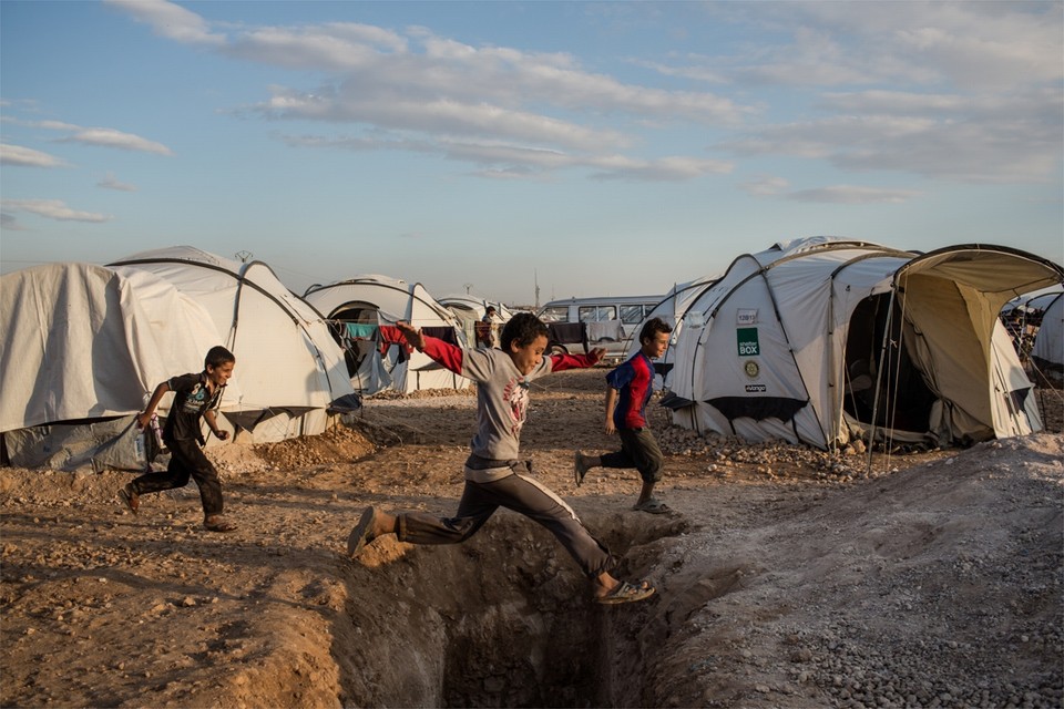 Themabeeld, spelende kinderen in vluchtelingenkamp Ain Issa in Syrië. 