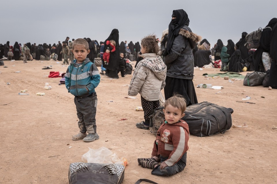 Vrouwen en kinderen komen toe in het Koerdische kamp Al Hol 