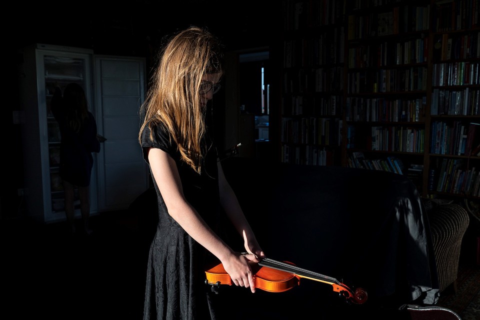 Donderdag 9 april. Suzanne oefent op haar viool. Ze is het beu dat haar vader haar fotografeert.