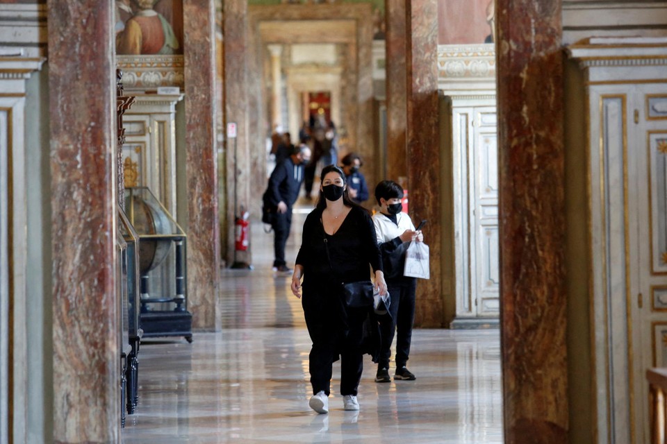 50 medewerkers van de Vaticaanse musea stellen hun werkgever in gebreke.