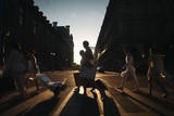 thumbnail: <P>Genodigden van het ‘Diner en blanc’ op weg naar de Tuileries. </P>