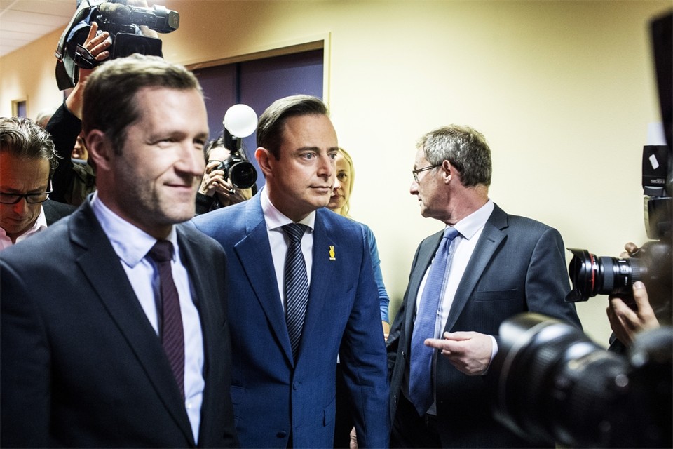Paul Magnette (links) ‘had er genoeg van’. Dus stelde de PS-voorzitter de facto een veto tegen de N-VA van Bart De Wever (midden). 