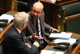 thumbnail: Peeters in discussie met de premier. Over het begrotingstekort misschien. 