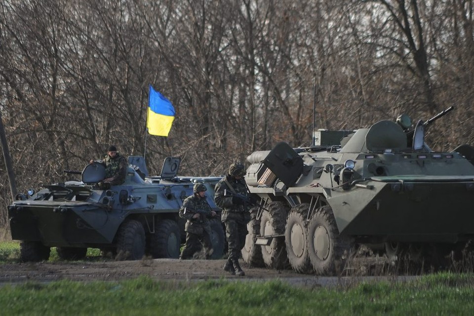 DINSDAG. Oekraïense gewapende troepen zijn dan toch uiteindelijk een operatie tegen de separatisten in het oosten van het land. De luchthaven van Kramatorsk staat weer onder controle van Oekraïne.
