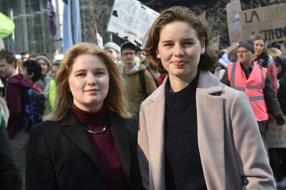 Kyra Gantois (l.) en Anuna De Wever liepen afgelopen vrijdag nog mee in de twintigste Klimaatmars in Brussel. 
