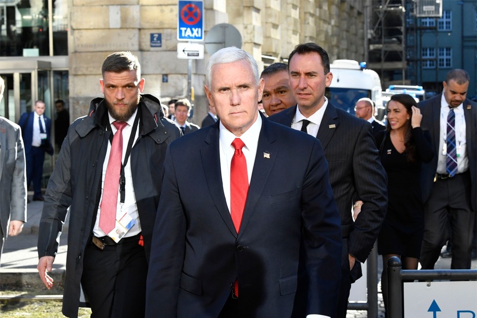 De Amerikaanse vicepresident Mike Pence (m.) op de veiligheidsconferentie in de Duitse stad München 