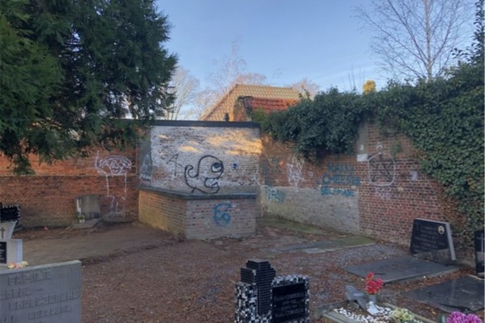 Op het kerkhof zijn sporen van graffiti zichtbaar, aangebracht door de vandalen. 