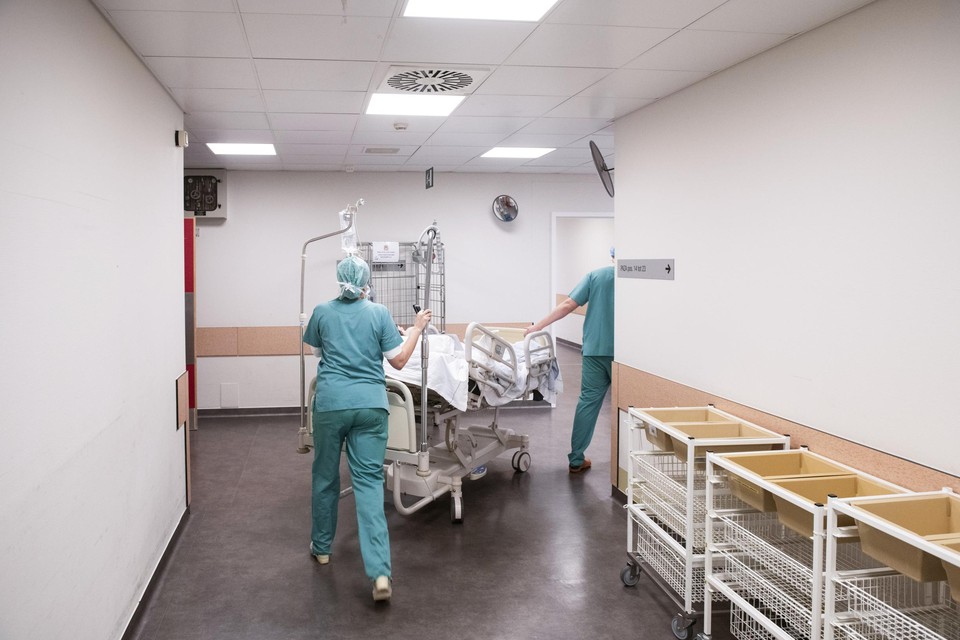 Door de ziekenhuizen naar meer dagopnames te duwen, hoopt minister Vandenbroucke de bezetting van de ziekenhuisbedden stevig terug te dringen 