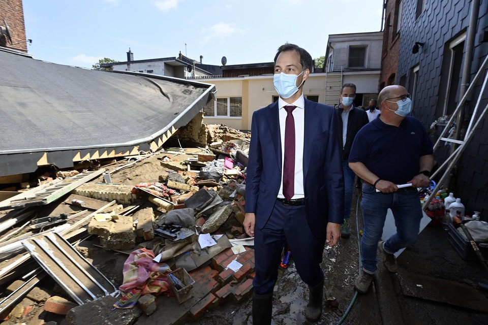Premier Alexander De Croo (Open VLD) zaterdag tijdens een bezoek aan de ravage in Eupen.  