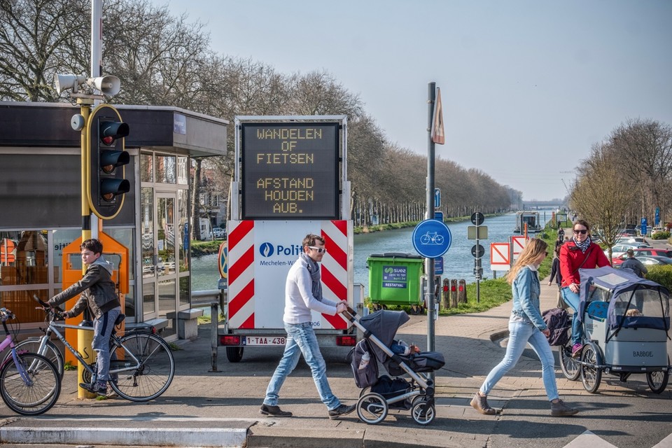 Tachtig procent van de respondenten volgt goed de regels, zoals afstand houden tijdens het wandelen of fietsen. (foto: Auwegemvaart in Mechelen.) 