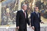 thumbnail: Poetin kwam ook naar Frankrijk om een tentoonstelling in Versailles te openen over tsaar Peter de Grote. 