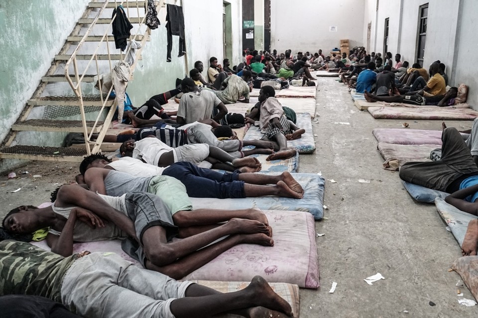 Migranten in een detentiecentrum in Libië. 