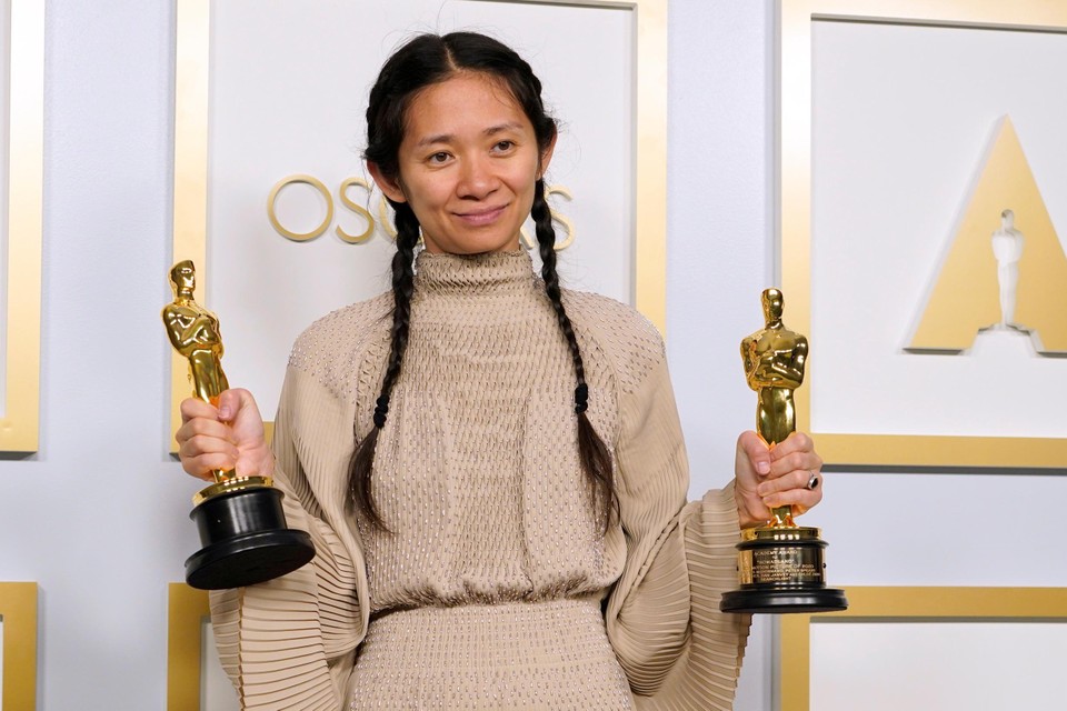 Chloé Zhao, nog maar de tweede vrouw die de Oscar voor beste regisseuse wint. 