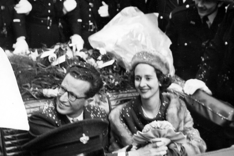 Boudewijn stelt zijn verloofde aan het land voor (september 1960).