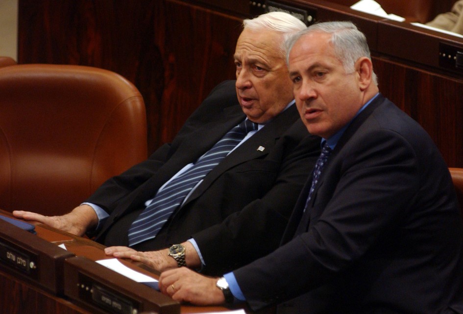 Ariel Sharon (links) en Benjamin Netanyahu in 2003.