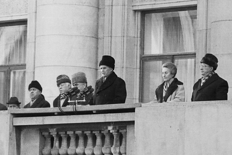 Centraal de Roemeense communistische leider Nicolae Ceausescu, aan zijn linkerzijde zijn vrouw Helena. Archiefbeeld van de toespraak op 21 december die het volk moest kalmeren. Vier dagen later werd het echtpaar geëxecuteerd. 