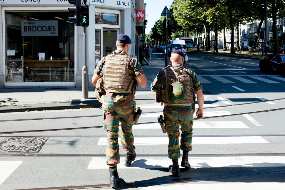 Militairen op straat in Antwerpen. 