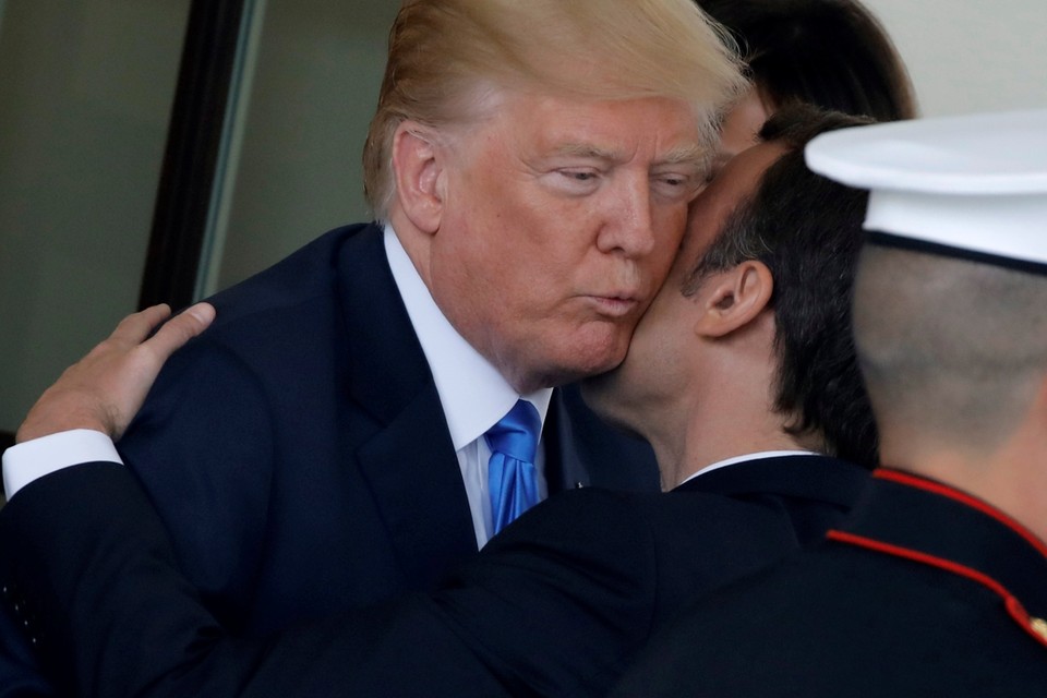 <P>Trump en Macron begroeten elkaar hartelijk als ze elkaar maandag ontmoeten aan het Witte Huis. </P>