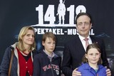 thumbnail: Bart De Wever en twee van zijn vier kinderen