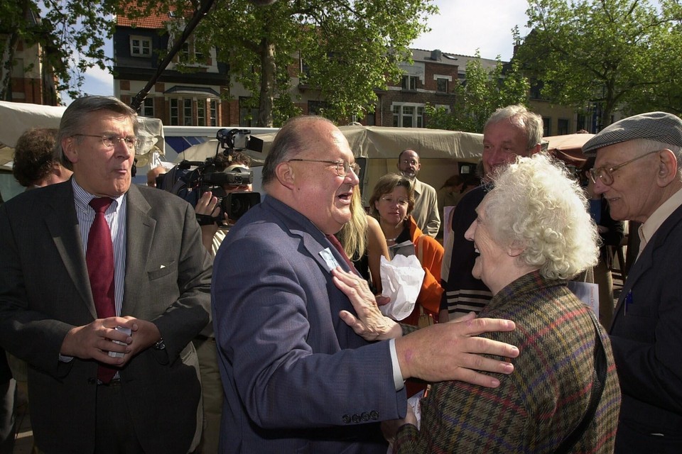Jean-Luc Dehaene en zoon Tom Dehaene op verkiezingsronde op de markt van Vilvoorde. Ze komen Etienne Schouppe en Herman Van Rompuy tegen. In 2003.