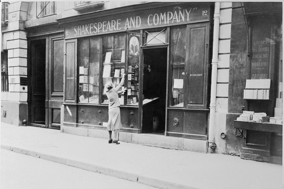 Sylvia Beach voor haar boekhandel Shakespeare and Company in Parijs.