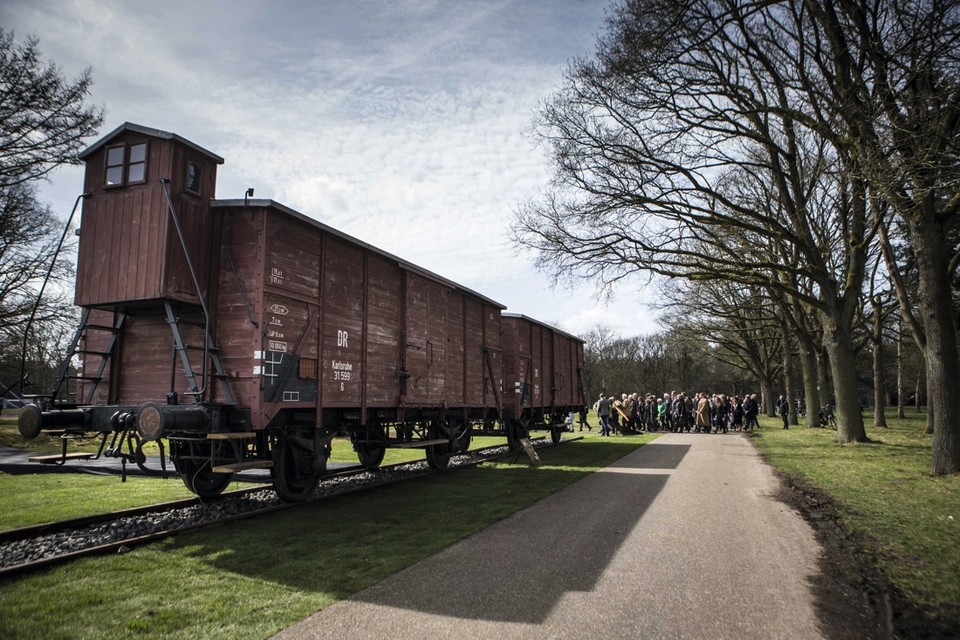 Twee treinstellen waarmee Joden werden gedeporteerd door de Nazi’s op een herdenkingsplek in Hooghalen, Nederland. 