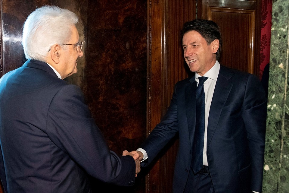 Guiseppe Conte (r.) overlegde zondagavond met de Italiaanse president Sergio Mattarella (l.) 